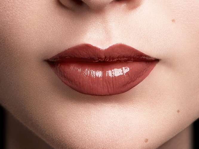 Rossetto Color Riche Shine 643 HOT IRL Applicazione Pelle Chiara